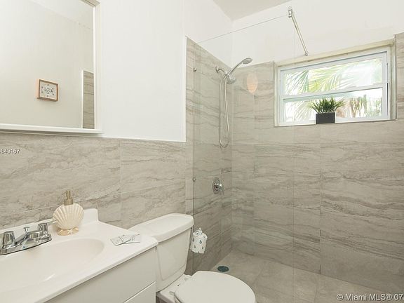 3rd image of 1021 Euclid Ave APT 12