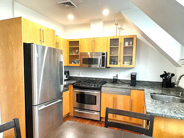 450 Lyceum Ave #4 — Photo 5