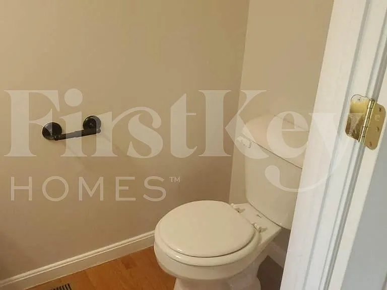 356 Brandon Dr — Photo 10