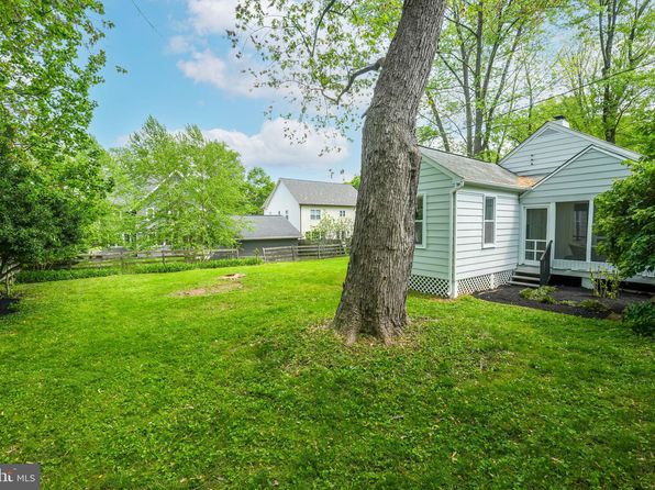 618 Laura Dr, Falls Church, VA 22046