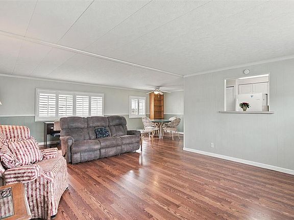 5th image of 33 COCOS PLUMOSA DRIVE