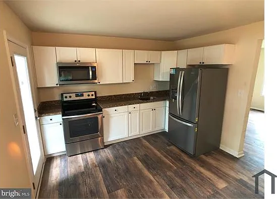 3 bed, 1080 sqft, $2,095 — Photo 3