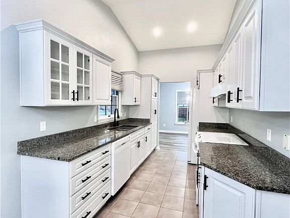 5th image of 15 Brookdale Dr