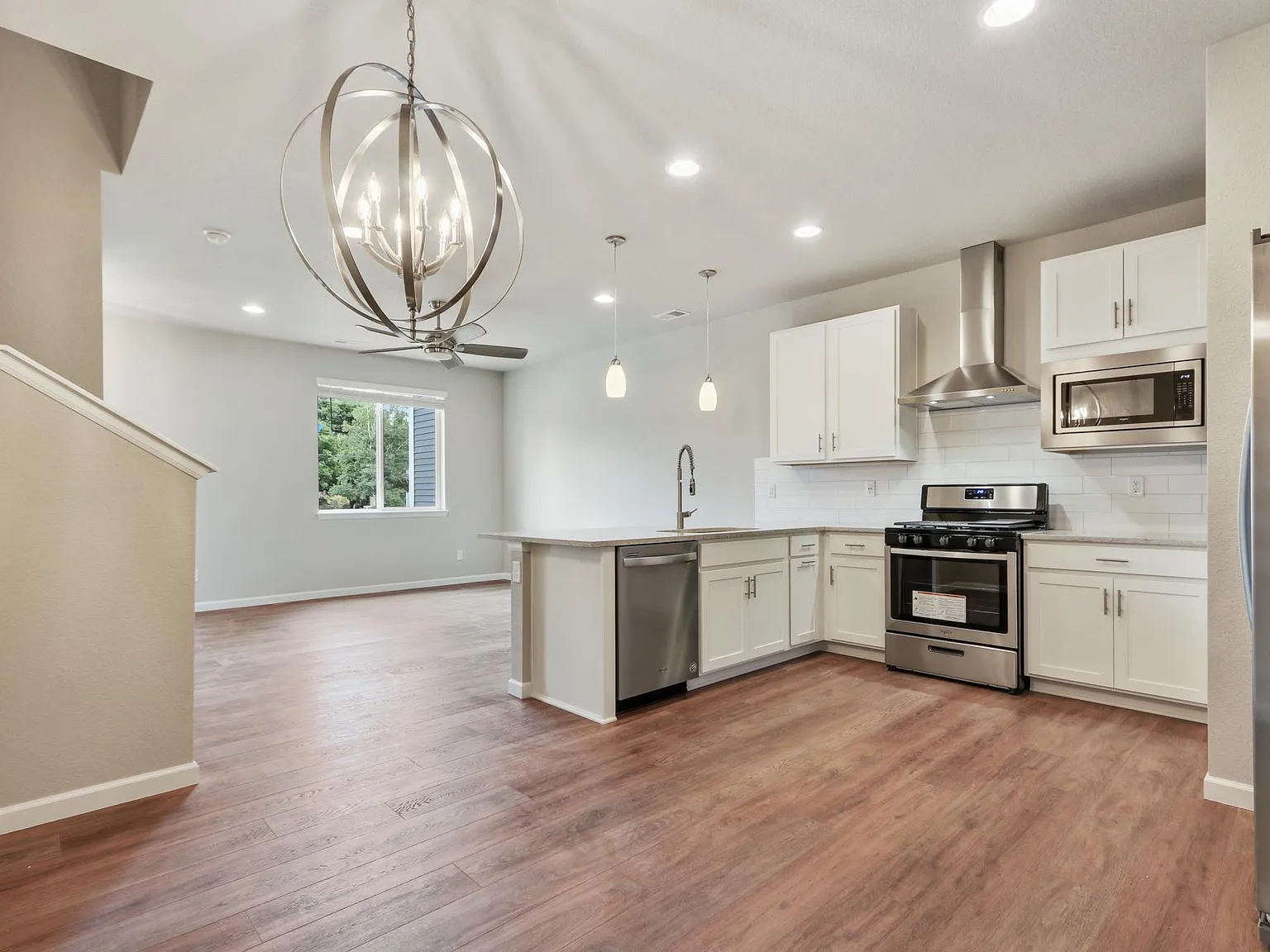 665 Stonebridge Dr — Photo 2