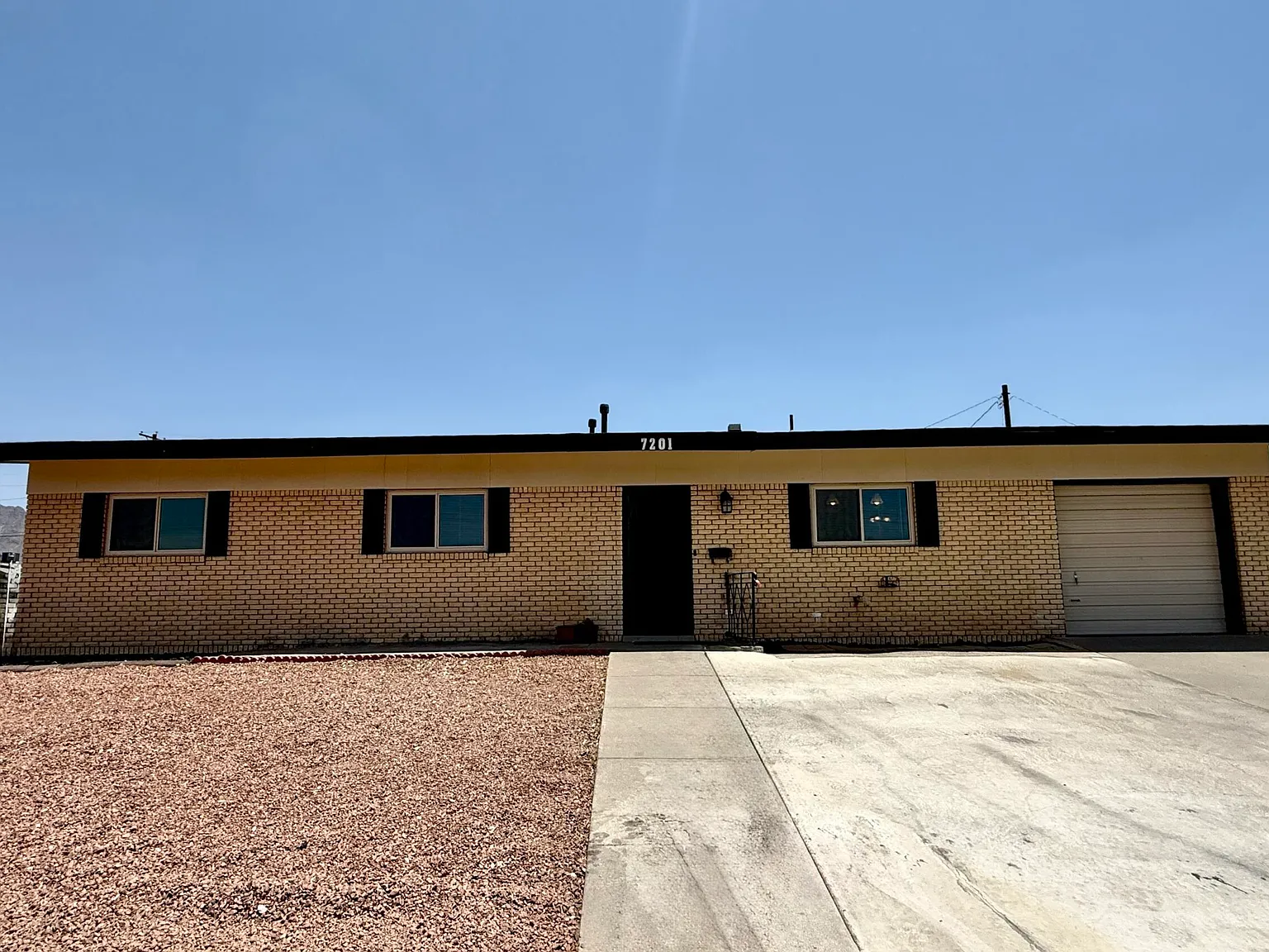 4 bed, 2.0 bath, 1400 sqft, $1,825 — Photo 3