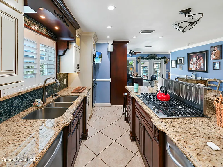 2230 Sykes Creek Dr — Photo 10
