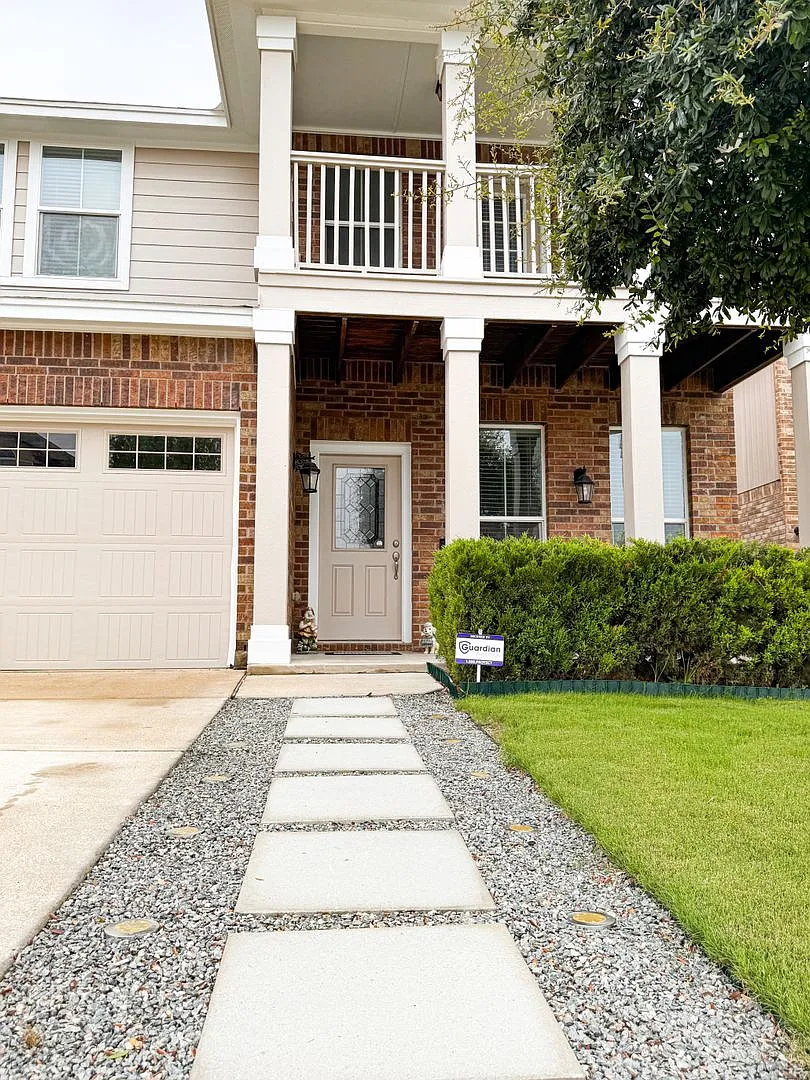 *Pending* Beautiful Home In Yowell Ranch — Photo 4