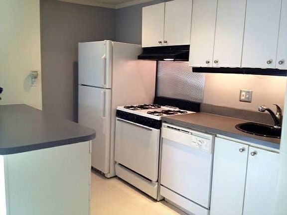 Gas range, dishwasher full s