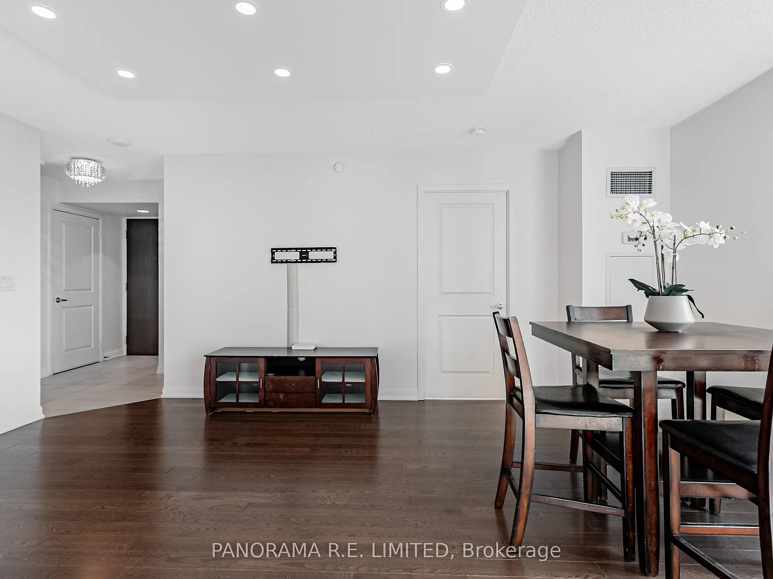 One Sherway Condominiums — Photo 4