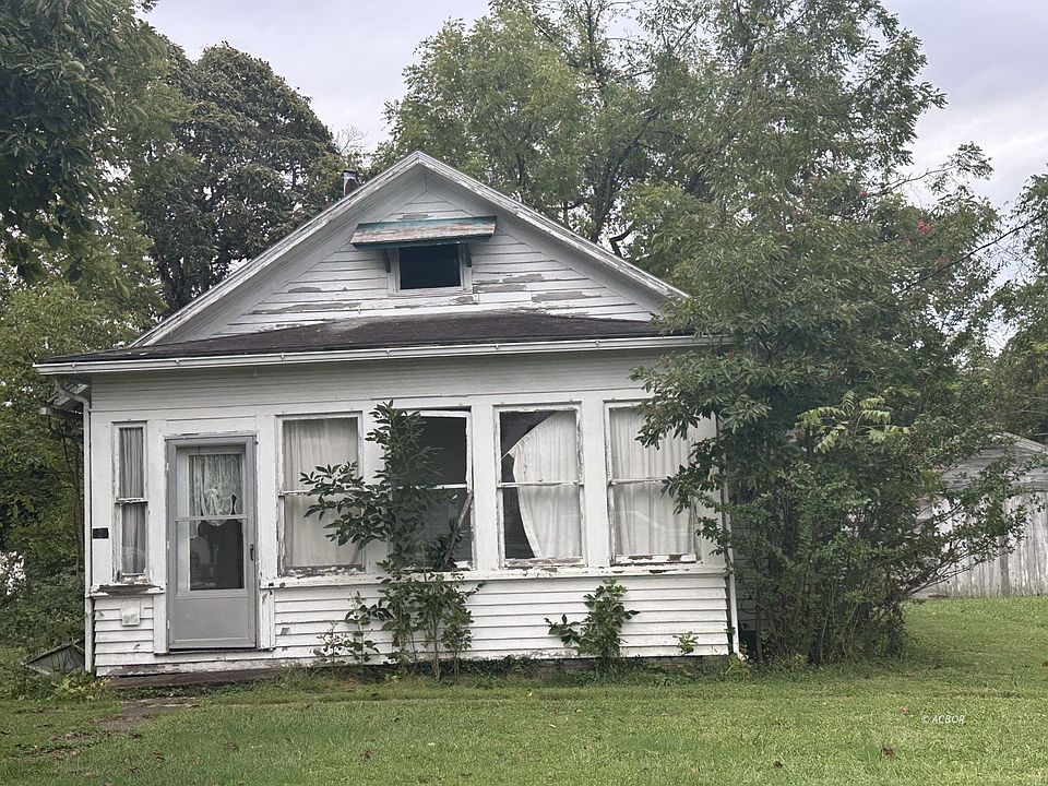 1st image of 520 Broadway St