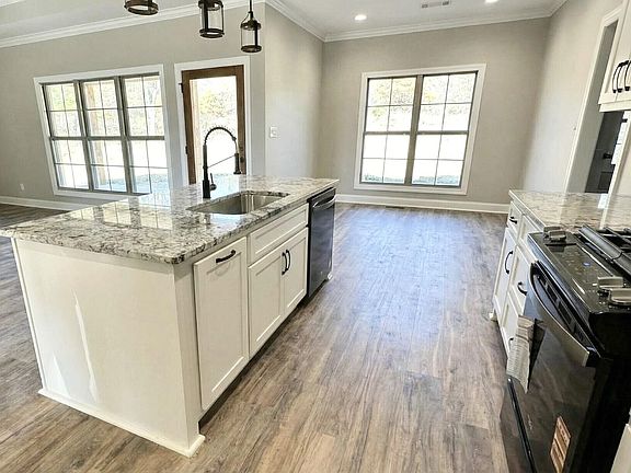 3rd image of 108 Farmhouse Ln