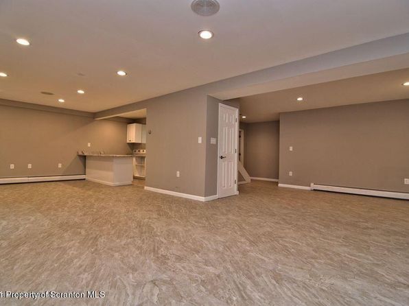 27 Emerson Dr, Moosic, PA 18507