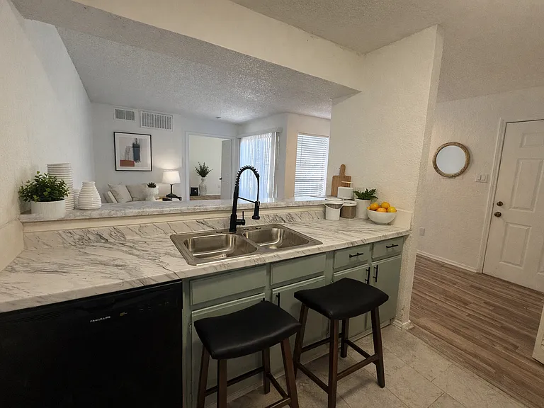 9813 Walnut St #302 — Photo 4