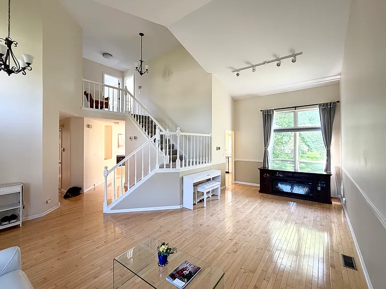 1936 Cobblebrook Ln — Photo 2