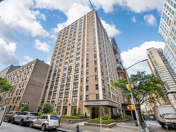 200 East 24th Street image 10 of 11