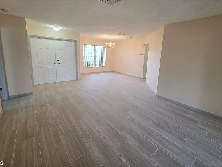 4614 SW 9th Pl — Photo 3