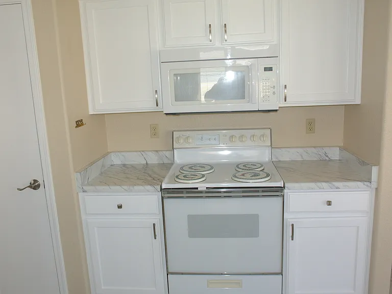 10622 W Mohawk Ln — Photo 3