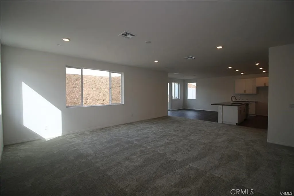 3 bed, 2.5 bath, 2800 sqft, $3,100 — Photo 3