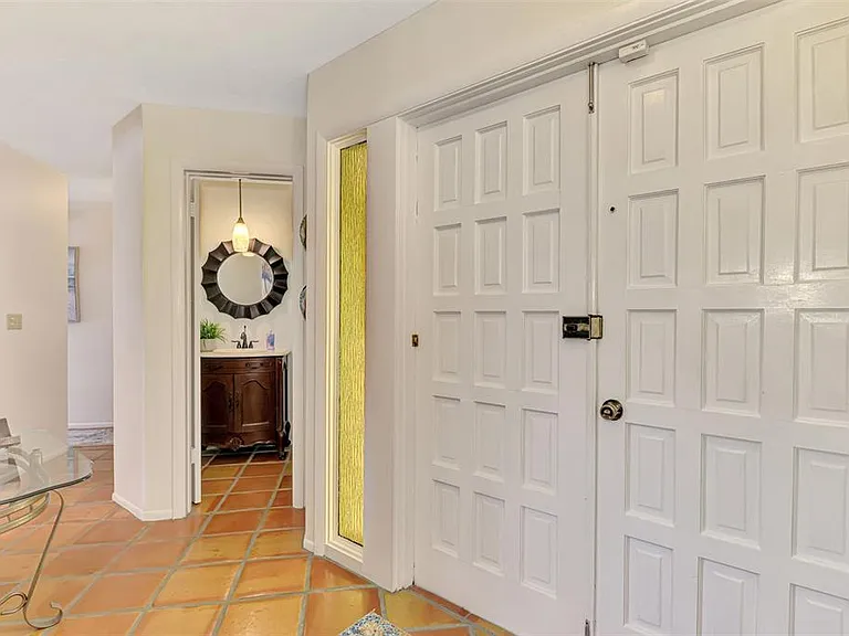 4946 Commonwealth Dr — Photo 6