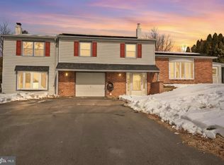 95 Longview Dr, Holland, PA 18966