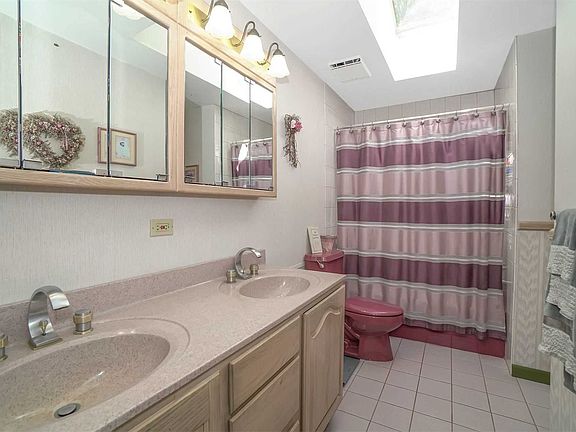 5th image of 10 Cherrywood Dr