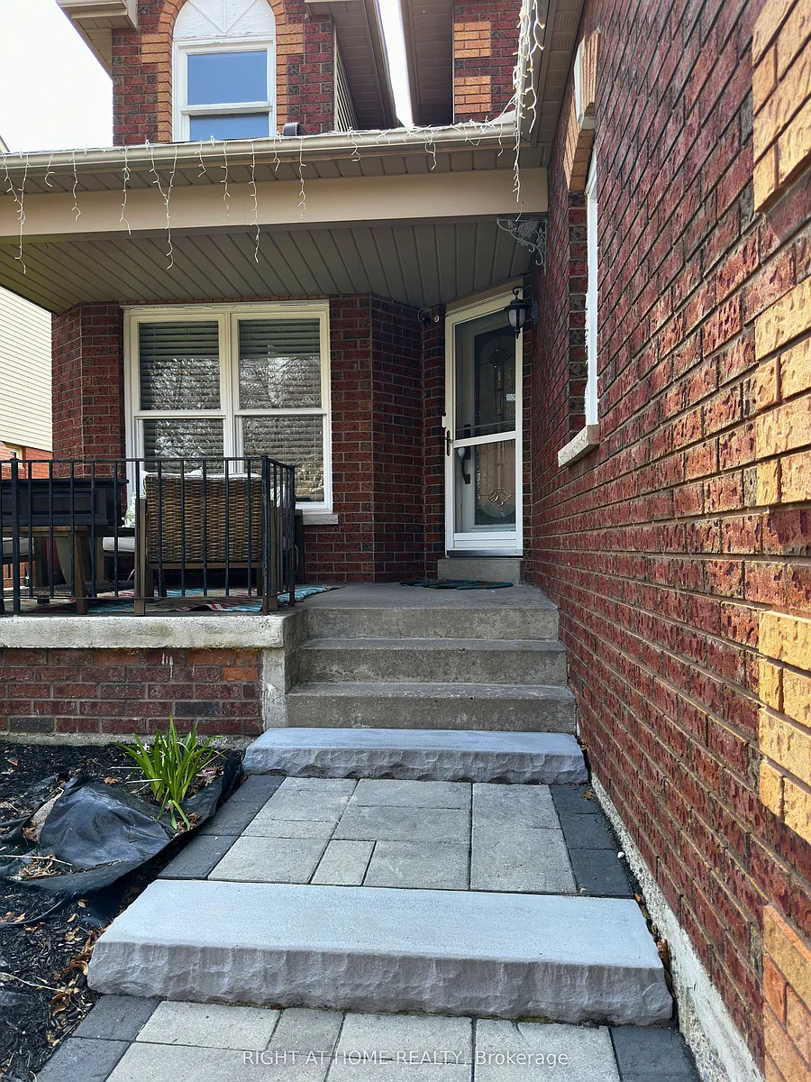 Photo 2 of 34 - 42 Brownell St - Whitby, ON Building Photo - 42 Brownell St