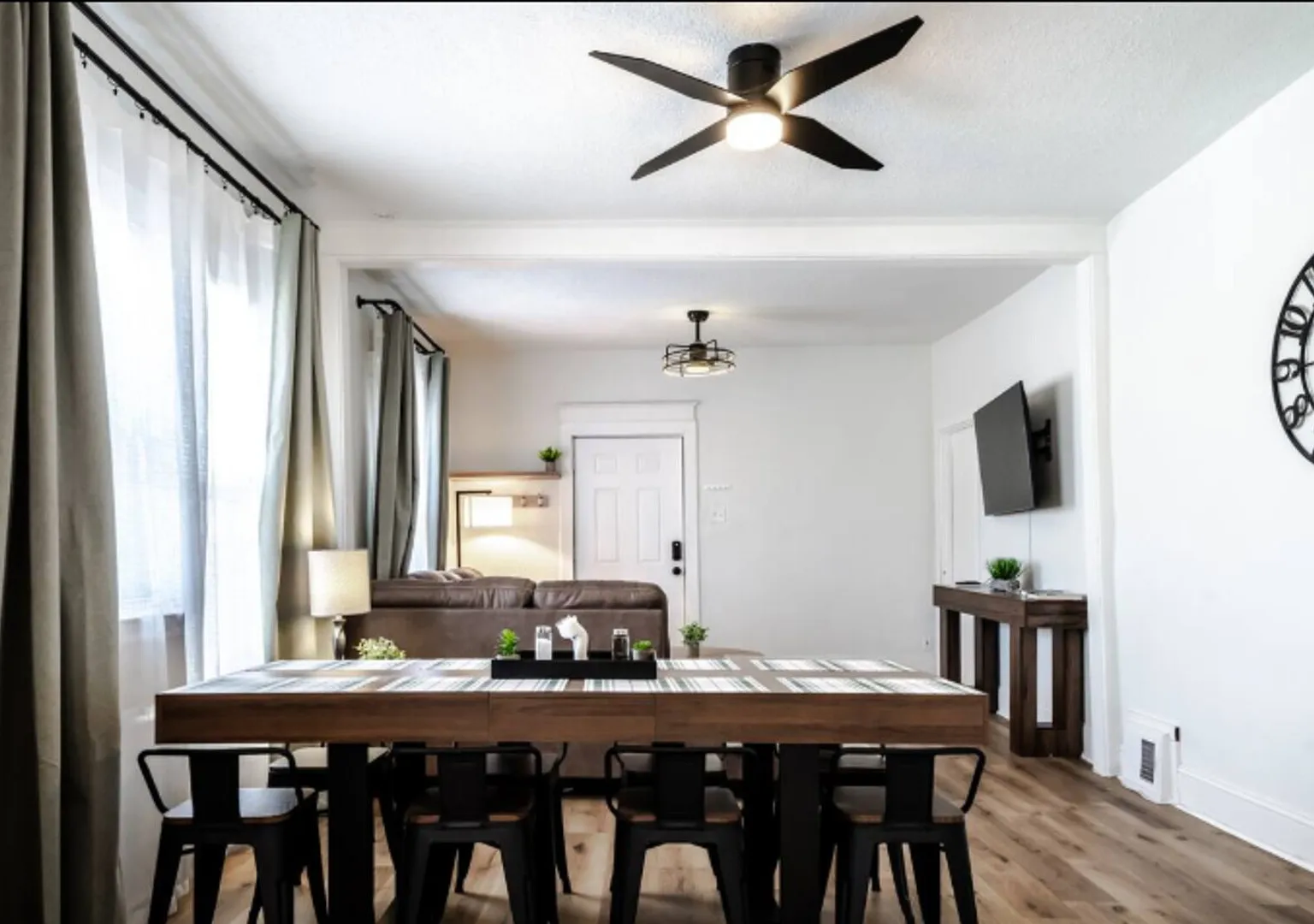 Modern 3BR Furnished Home in Moline Sleeps 10, All Utilities — Photo 2