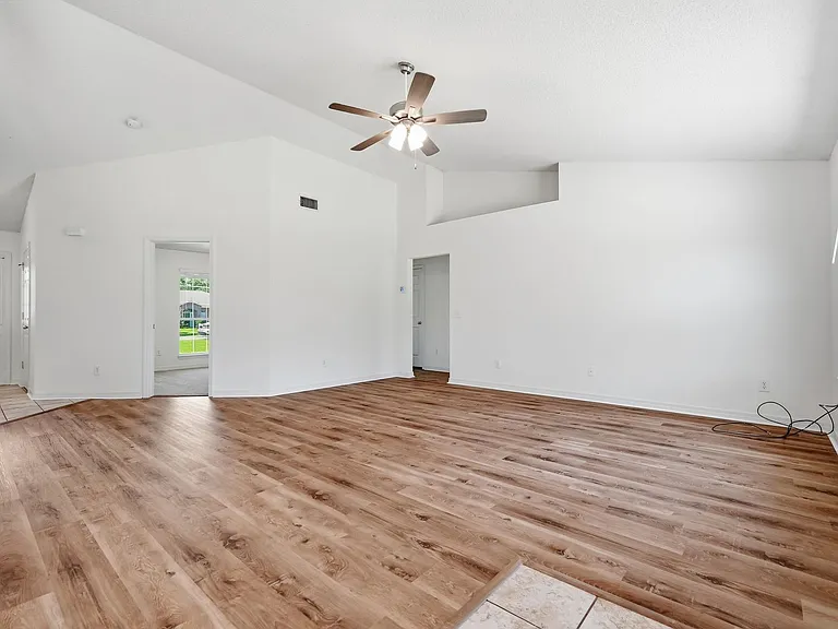 2030 Hawthorne Dr — Photo 8