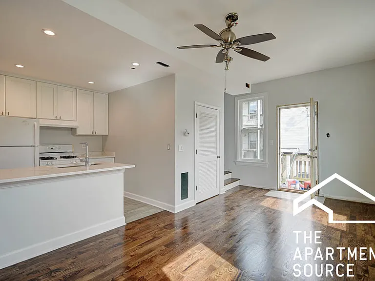 1341 W Fletcher St #COACH HOUSE — Photo 1
