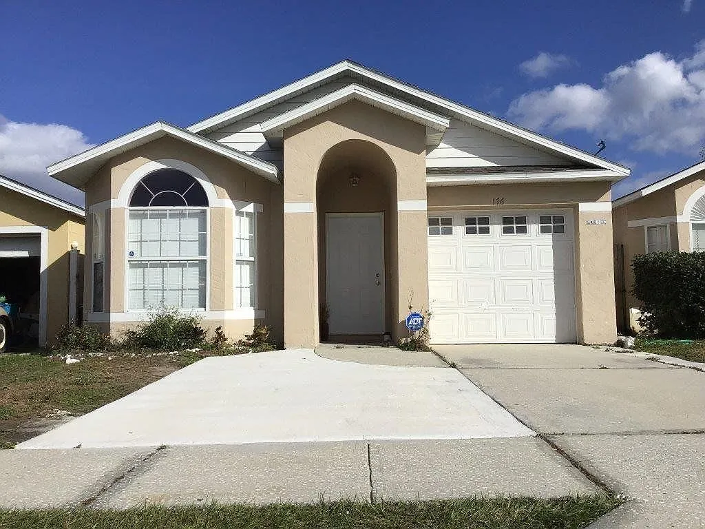 3 bed, 2.0 bath, 1374 sqft, $1,899 — Photo 1