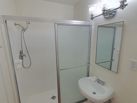 5th image of 13813 Oxnard St #211
