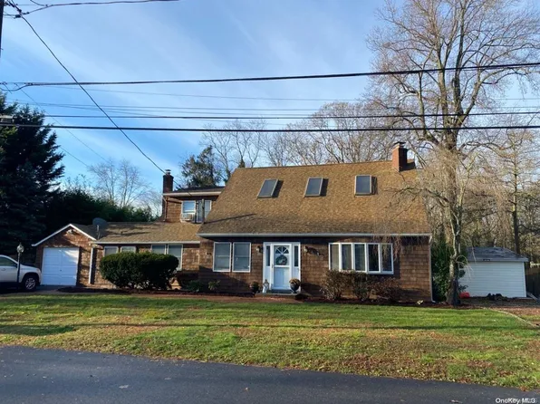 138 Roxbury Avenue, Oakdale, NY 11769