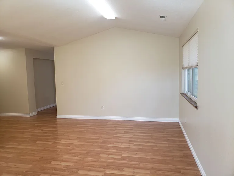 212 NE 175th Ave — Photo 4