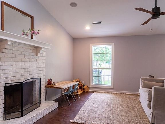 4th image of 2665 E Travis St