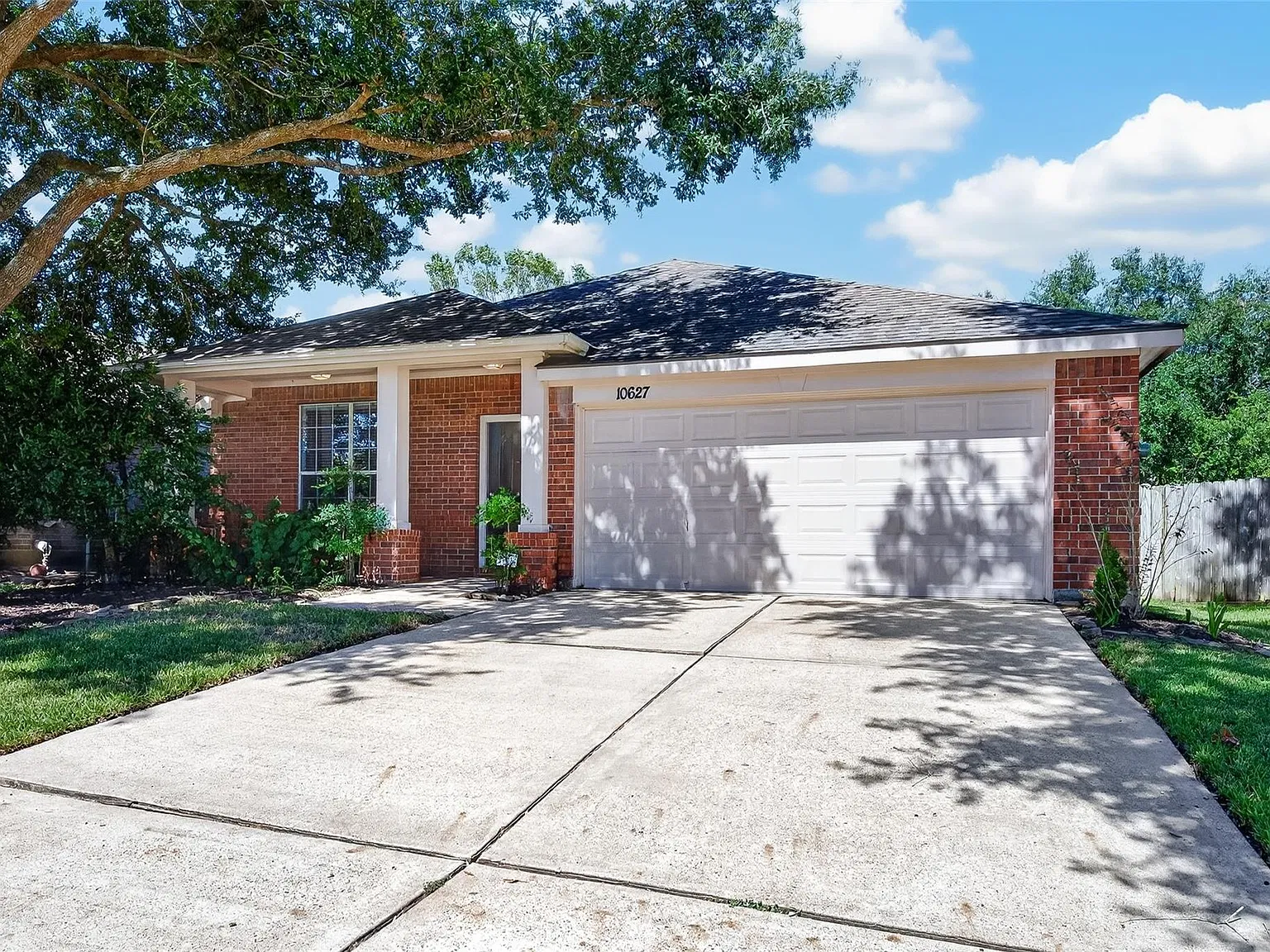 3 bed, 2.0 bath, 2004 sqft, $2,400 — Photo 3