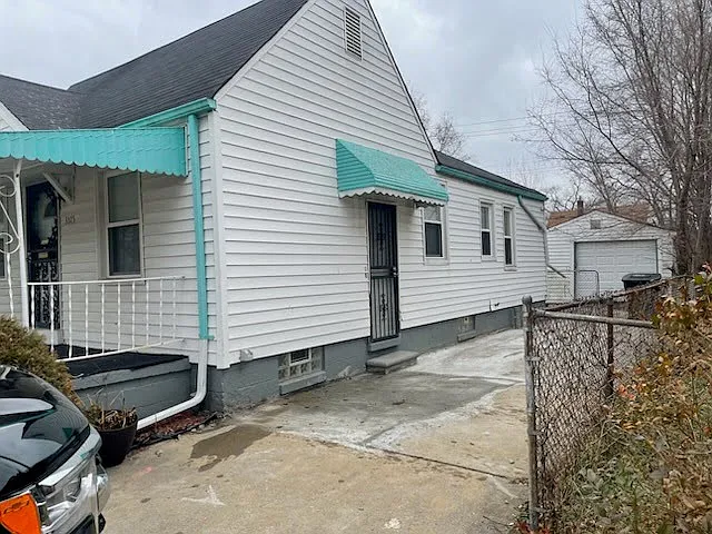 3 bed, 894 sqft, $1,350 — Photo 3