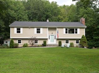 2 Liberty Dr, Sandy Hook, CT 06482