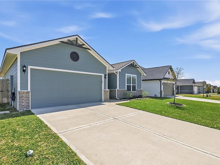 2420 Lightfoot Ln — Photo 2