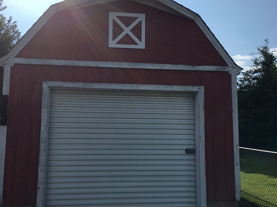 2nd image of 2805 Pine Ave