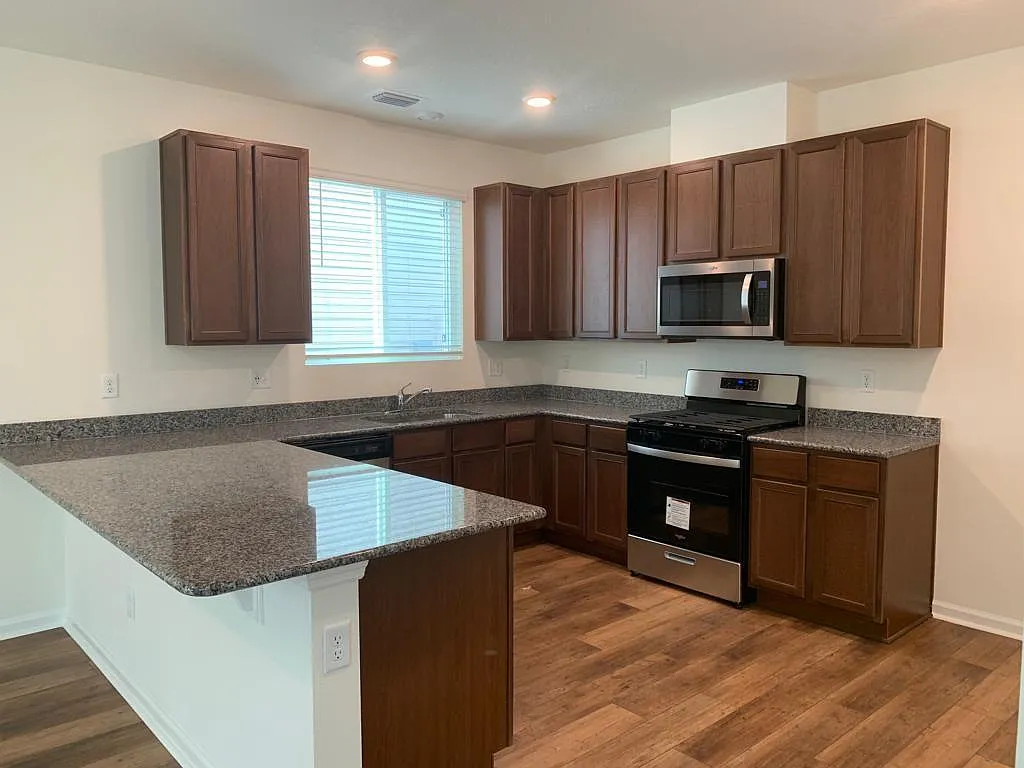 4 bed, 2387 sqft, $2,700 — Photo 4