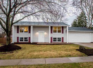 3304 Maplecrest Rd, Bettendorf, IA 52722