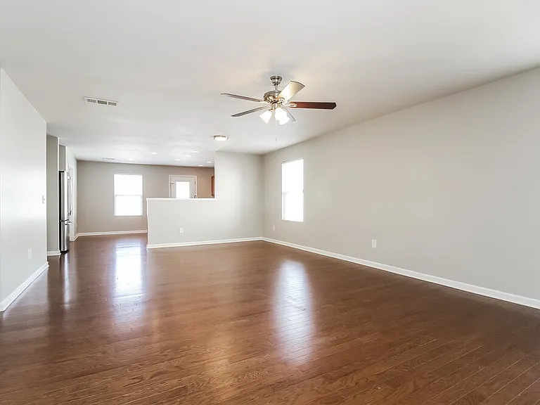 233 Campfire Dr — Photo 3