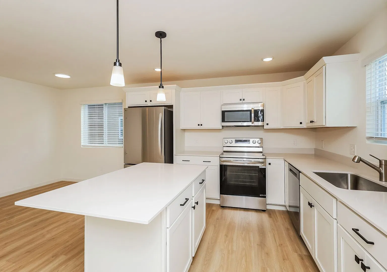 1 Month FREE Rent! Applied to Your First Full Month. Terms & Conditions Apply. — Photo 2