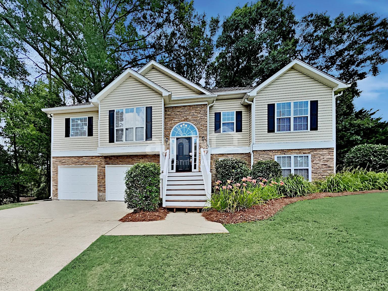 4 bed, 3.0 bath, 2376 sqft, $2,850 — Photo 1