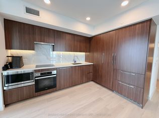 1 Concord Cityplace Way #6107, Toronto, ON M5V 0X3