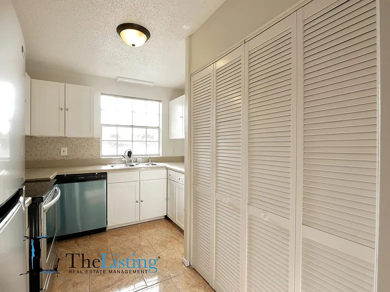 408 Banyon Tree Cir #100 — Photo 9