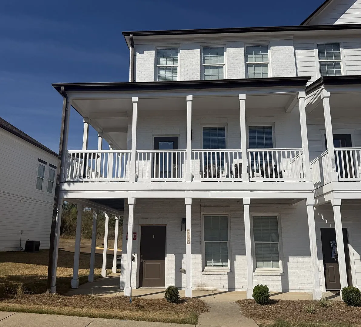 4bd/4.5ba In Rowandale! — Photo 1