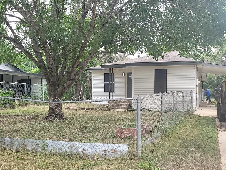 2906 Christian Dr — Photo 2