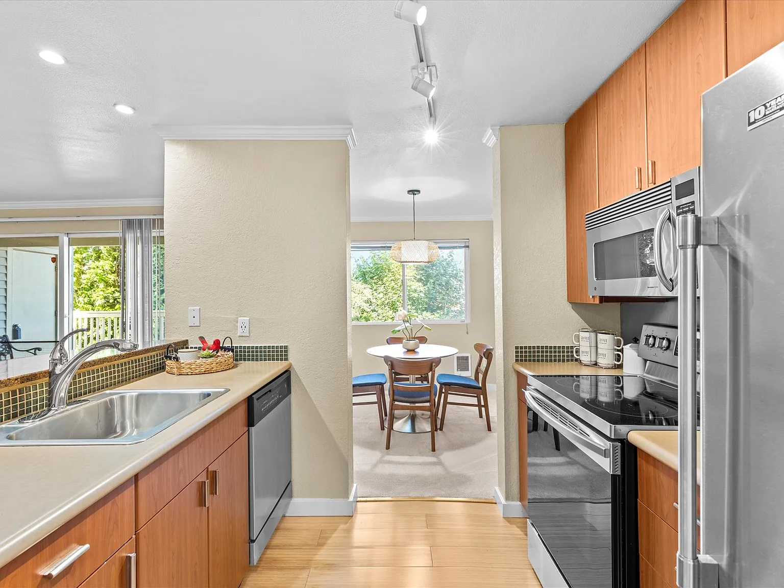 2 bed, 857 sqft, $2,395 — Photo 3