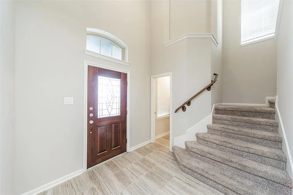 4 bed, 2.5 bath, 2402 sqft, $2,450 — Photo 3